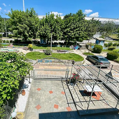 Thess House With Parking بيت للعطل *